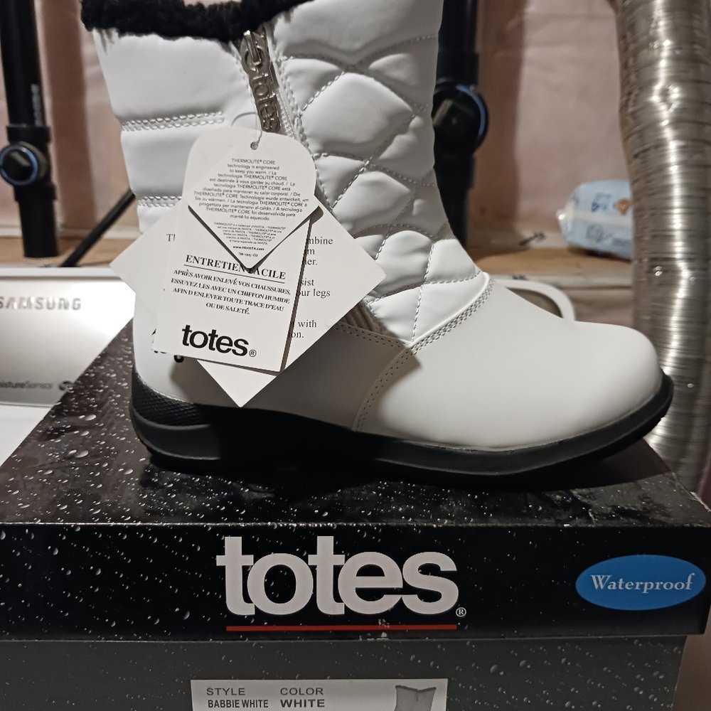 Brand new with tags womens Totes waterproof boots size 6